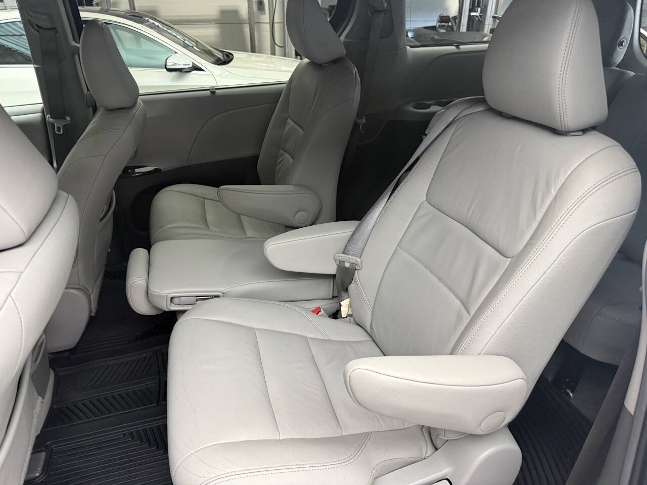 Used 2015 Toyota Sienna XLE w/ XLE Navigation Package FWD image 19