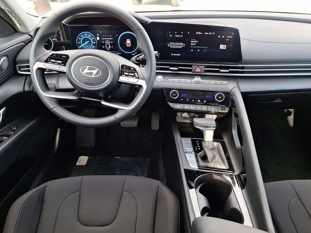 Used 2024 Hyundai Elantra SEL w/ Convenience Package image 13