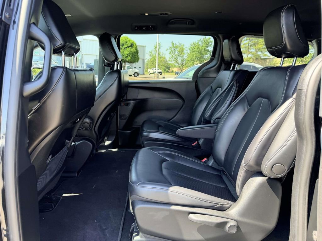 Used 2023 Chrysler Pacifica Touring-L w/ S Appearance Package FWD image 21