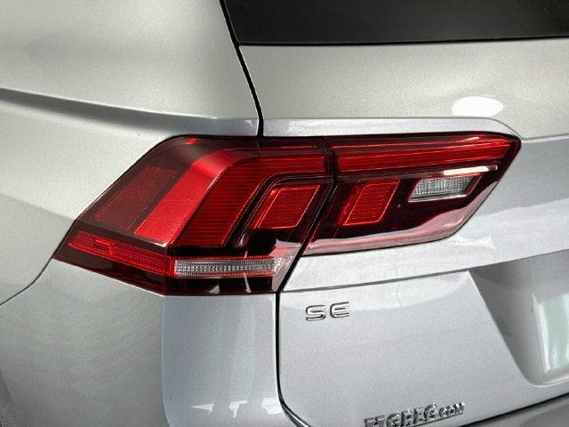Used 2022 Volkswagen Tiguan SE R-Line FWD image 35