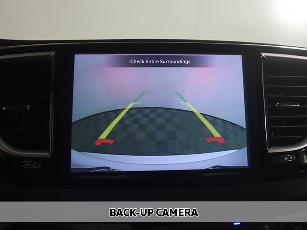 Used 2024 Chrysler Pacifica Touring-L image 5