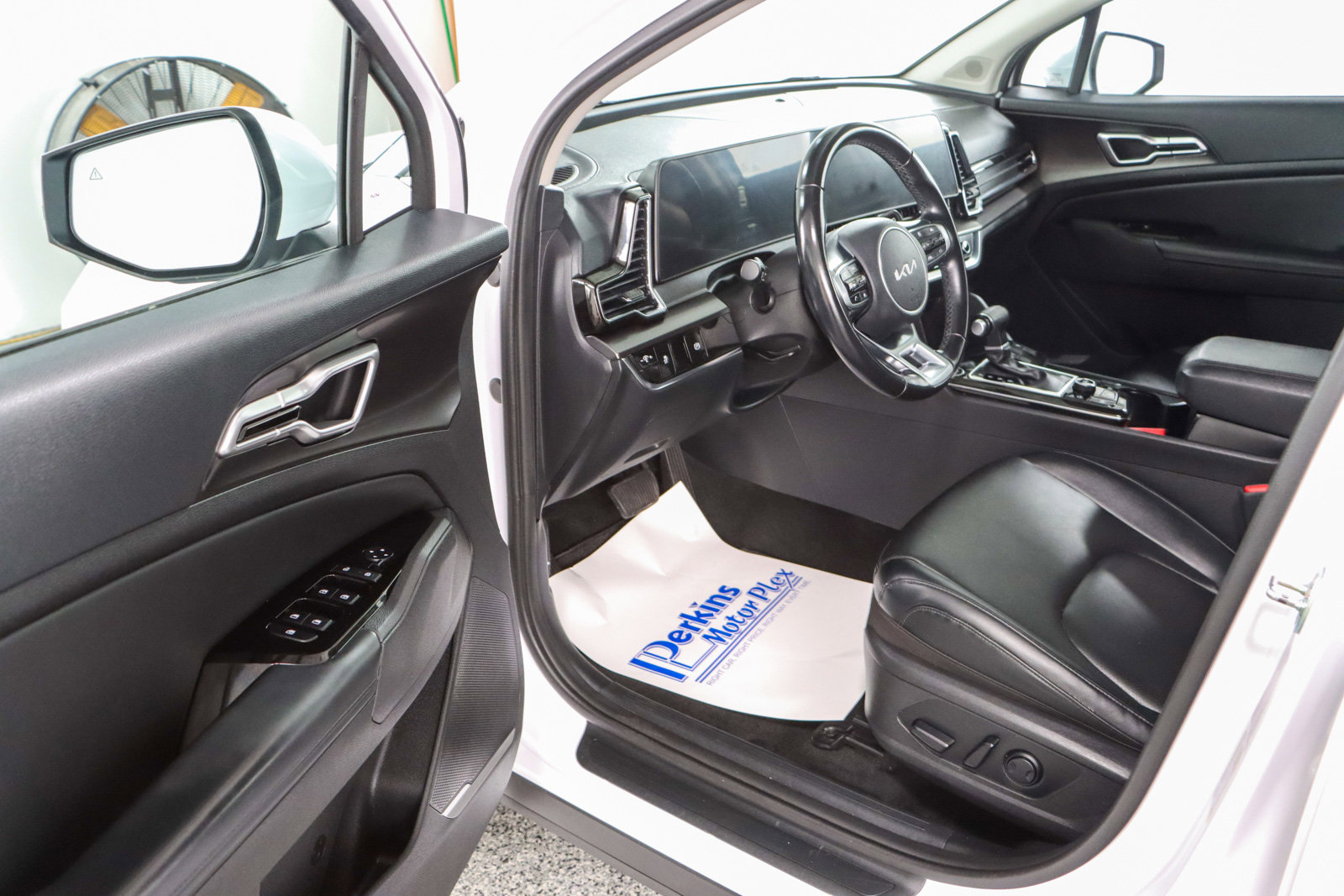 Used 2023 Kia Sportage EX image 3