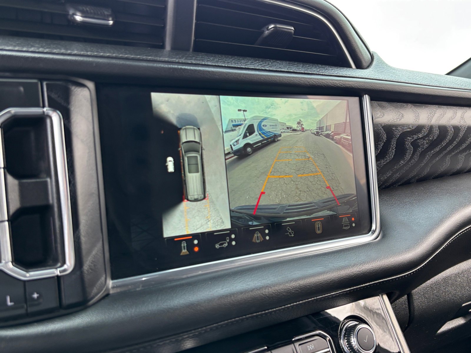 Used 2023 GMC Yukon Denali w/ Advanced Technology Package image 28