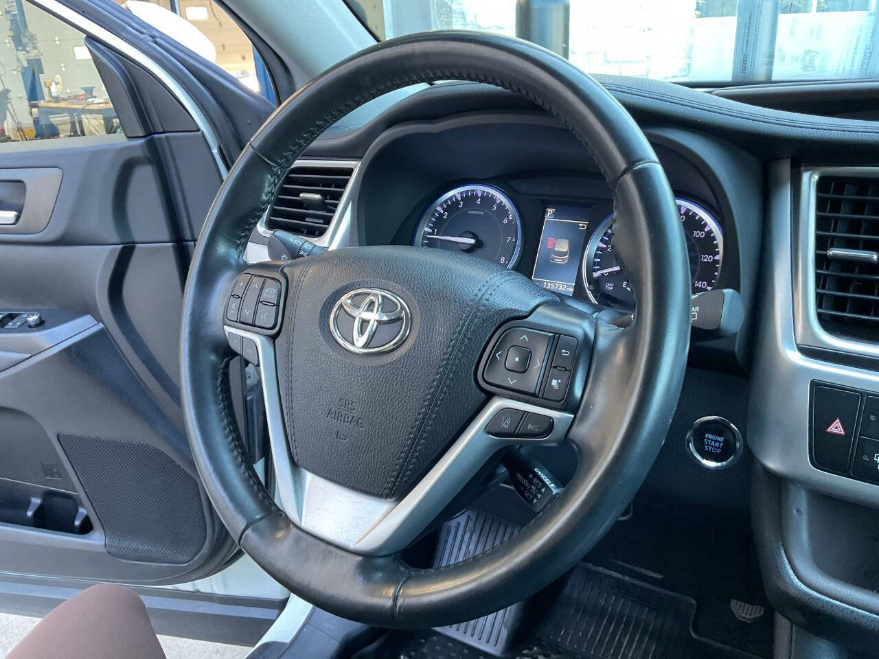Used 2019 Toyota Highlander XLE AWD/4WD image 18