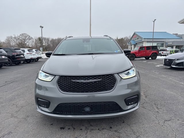 Used 2025 Chrysler Pacifica Limited image 18