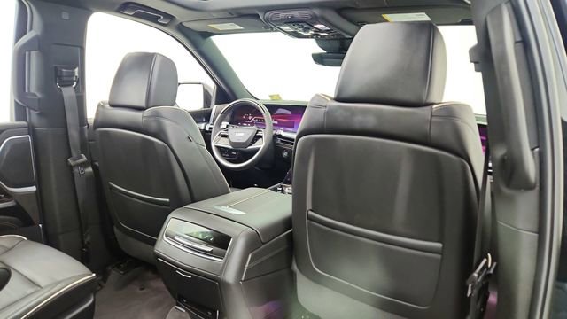 Used 2025 Cadillac Escalade Sport w/ Touring Package image 28