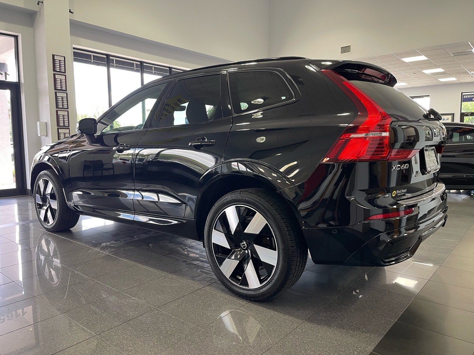 Used 2024 Volvo XC60 T8 Plus AWD/4WD image 3