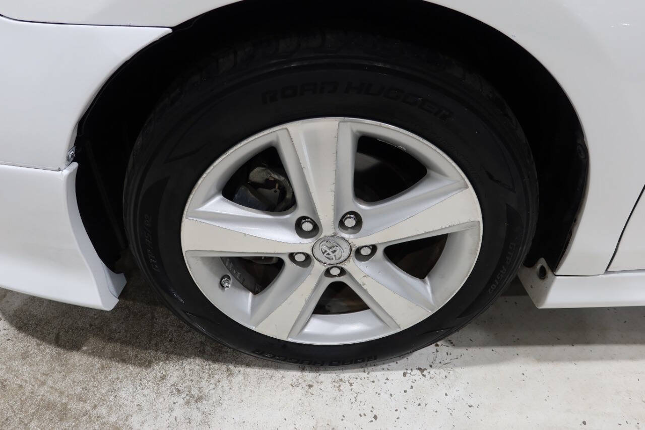 Used 2011 Toyota Camry SE w/ SE Extra-Value Pkg #1 FWD image 10
