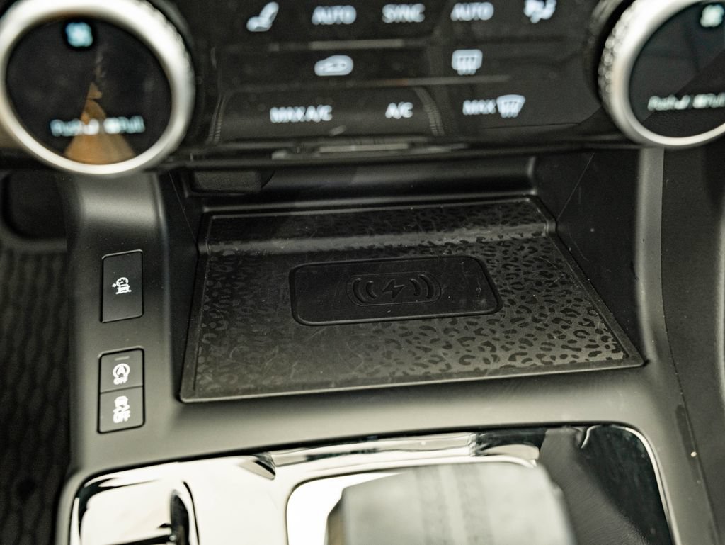 Certified 2024 Jaguar E-PACE R-Dynamic SE AWD/4WD image 33