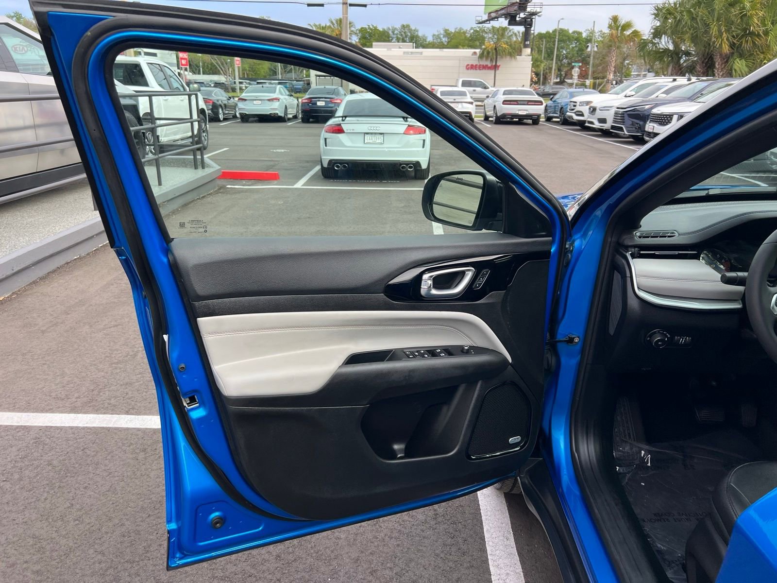 Used 2025 Jeep Compass Limited image 21