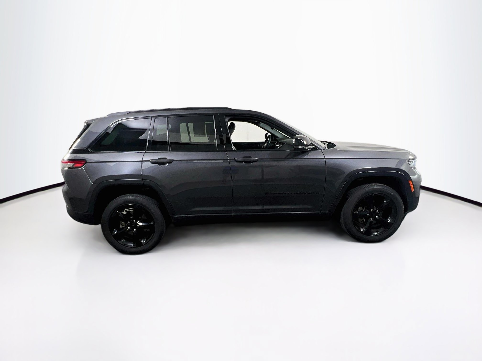 Used 2023 Jeep Grand Cherokee Altitude AWD/4WD image 4