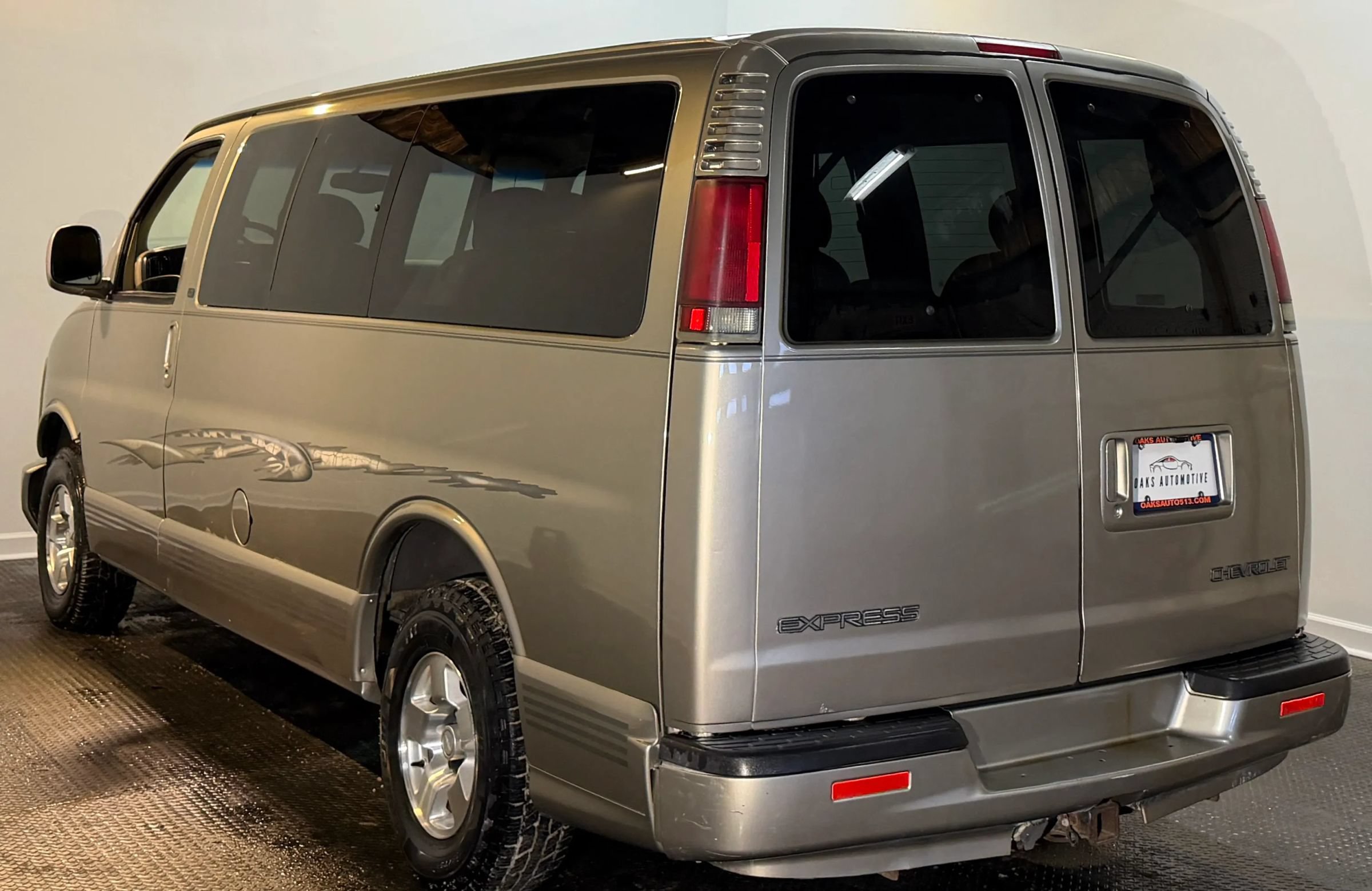 Used 2002 Chevrolet Express 1500 LT RWD image 2