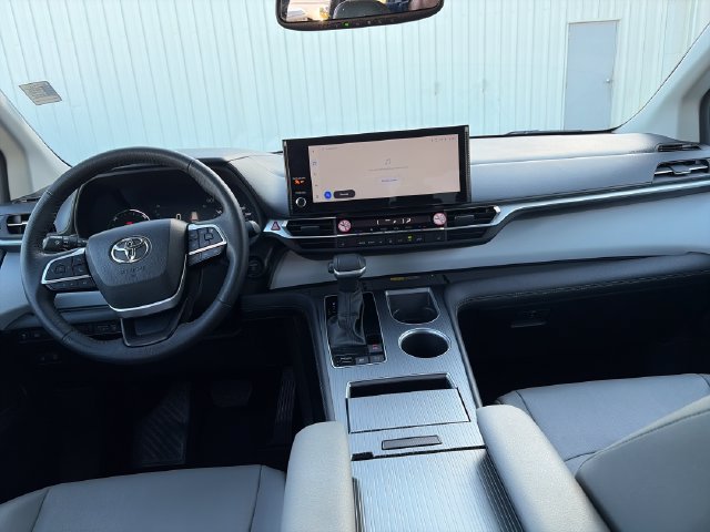 Used 2026 Toyota Sienna XLE FWD image 12