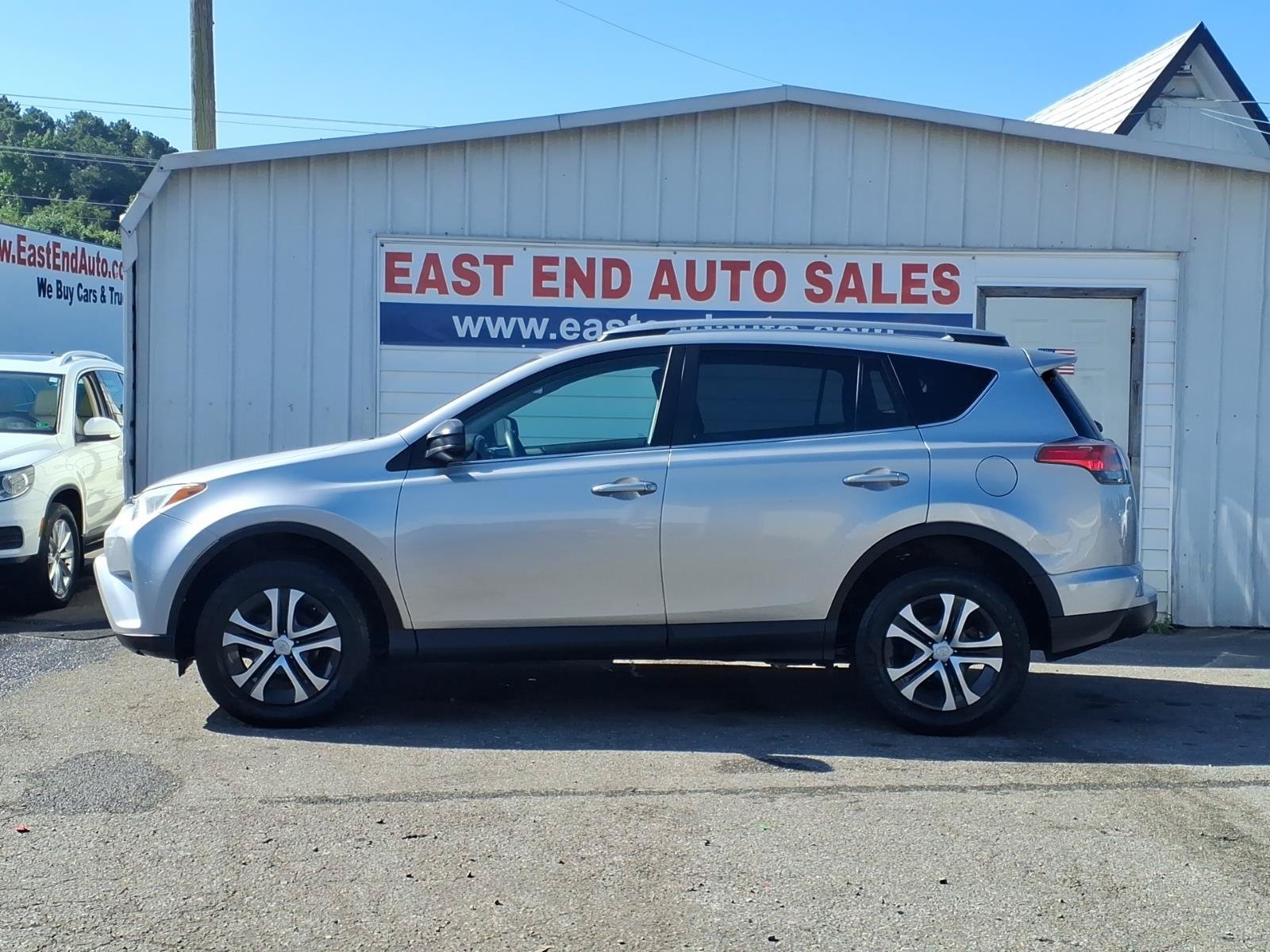 Used 2017 Toyota RAV4 LE FWD image 2