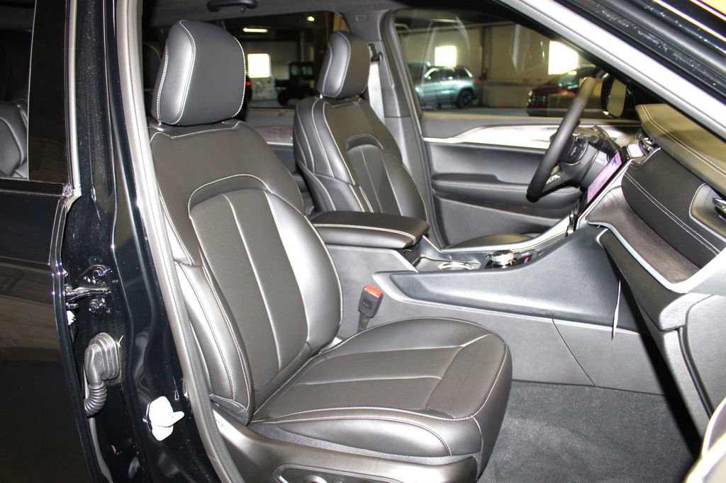 New 2025 Jeep Grand Cherokee Limited w/ Luxury Tech Group II image 30