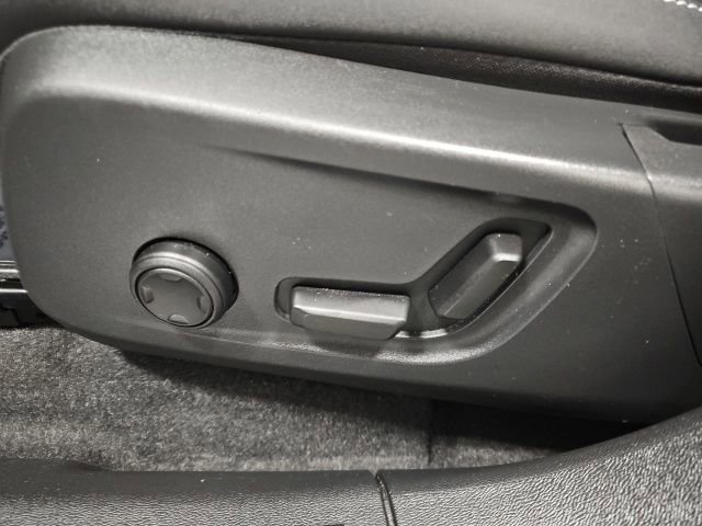 Used 2022 Volvo XC40 P8 Recharge Ultimate image 16