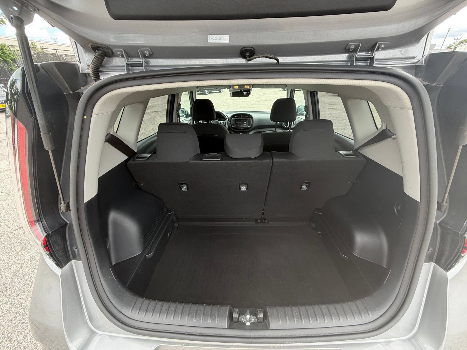 Used 2025 Kia Soul LX w/ LX Technology Package FWD image 30