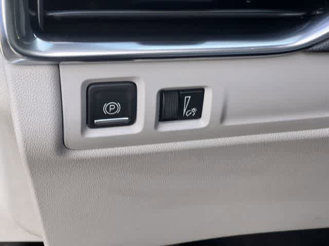 Used 2023 Cadillac XT4 Luxury w/ Cold Weather Package FWD image 29