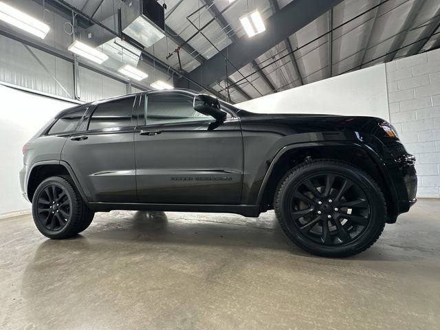 Used 2020 Jeep Grand Cherokee Altitude image 3