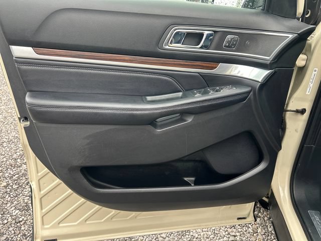 Used 2018 Ford Explorer Limited w/ Ford Safe & Smart Package FWD image 10