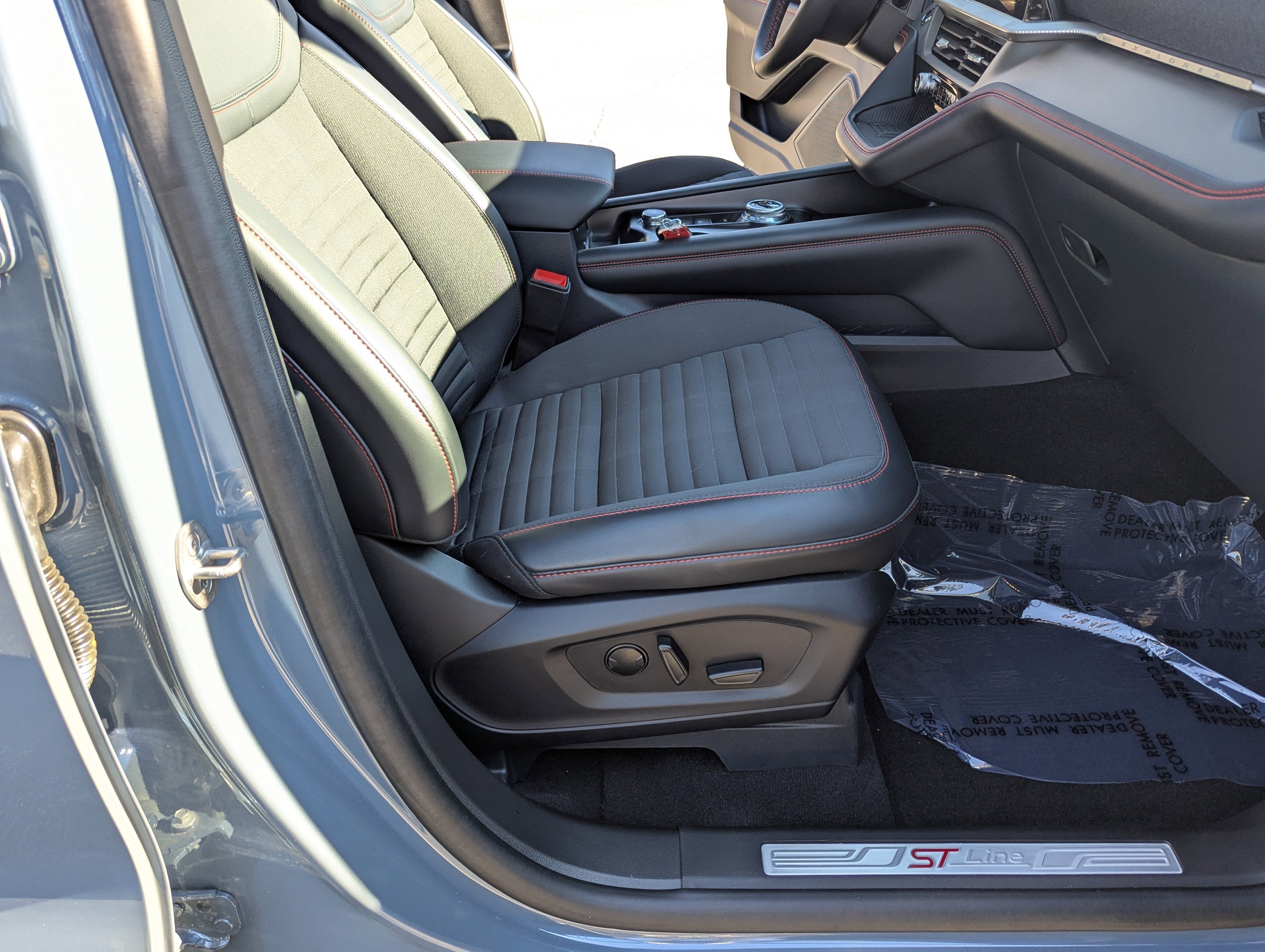 Used 2025 Ford Explorer ST-Line w/ Premium Package image 15