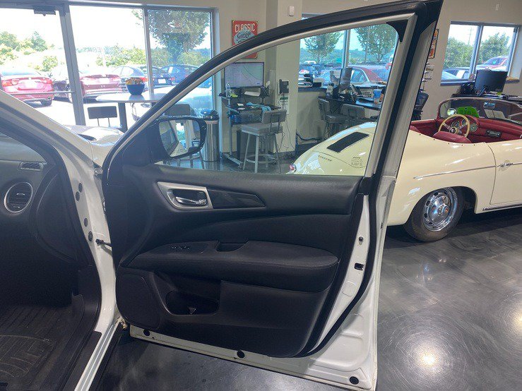Used 2017 Nissan Pathfinder SV AWD/4WD image 19