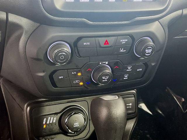 Used 2023 Jeep Renegade Latitude AWD/4WD image 17