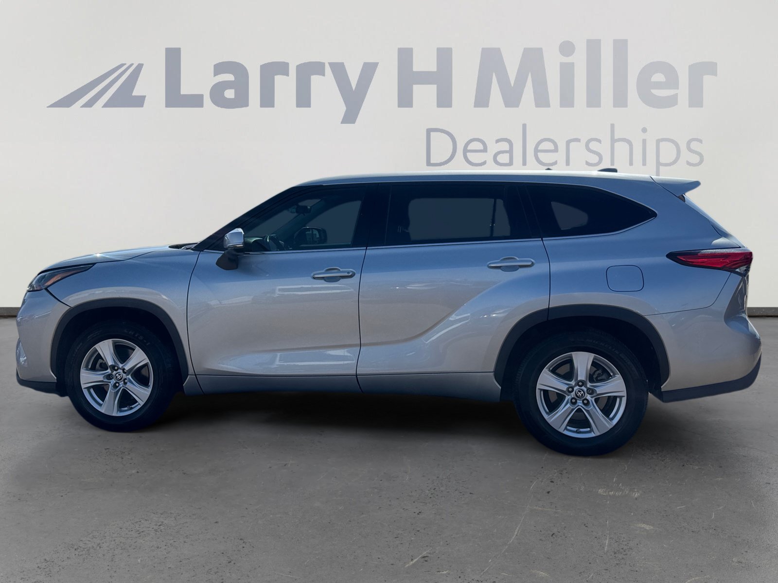Used 2022 Toyota Highlander LE FWD image 2