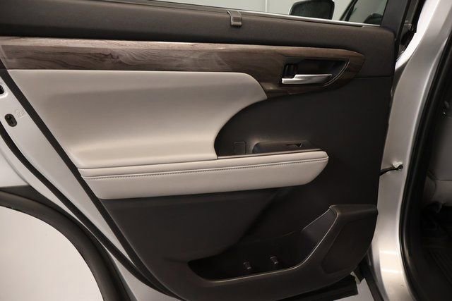 Used 2022 Toyota Highlander Platinum AWD/4WD image 29