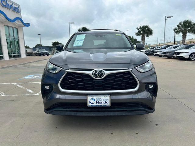 Used 2023 Toyota Highlander XLE FWD image 3