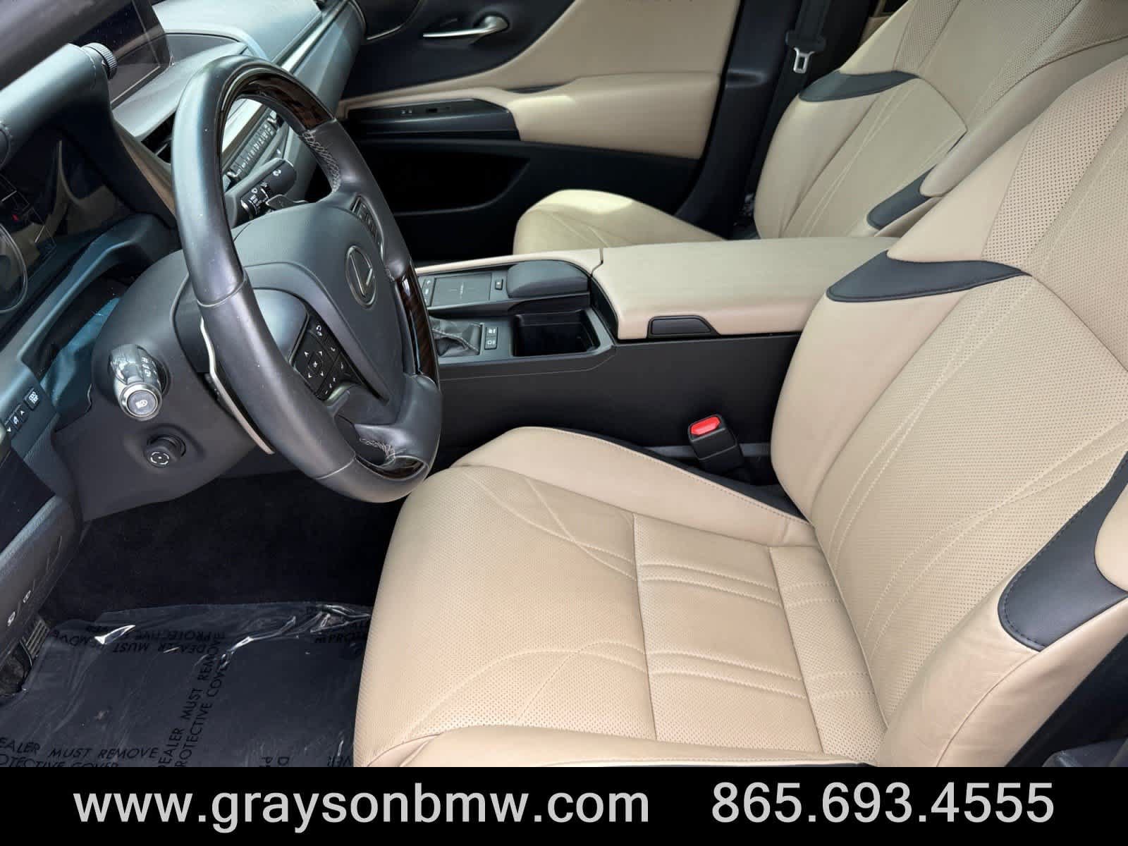 Used 2020 Lexus ES 300h Ultra Luxury w/ Accessory Package 2 FWD image 12