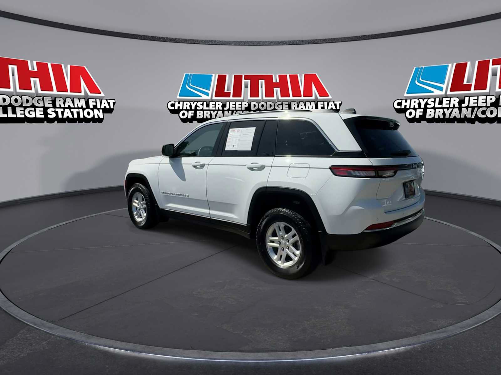 Used 2025 Jeep Grand Cherokee Laredo w/ MOPAR Finishing Package RWD image 6