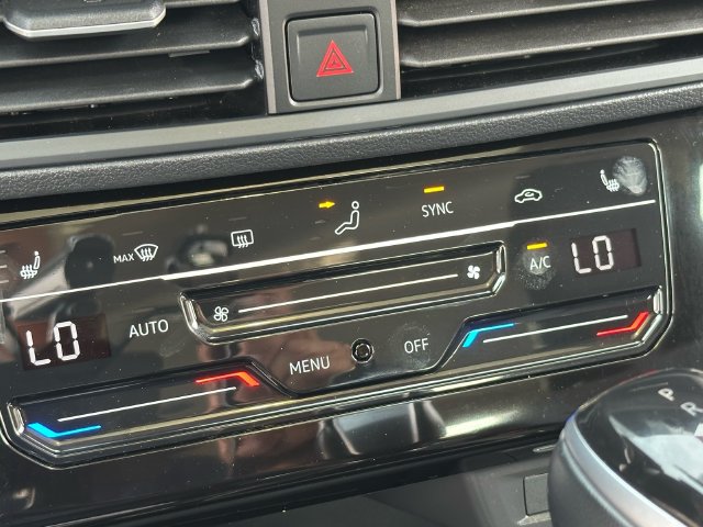 Used 2025 Volkswagen Jetta SE FWD image 18