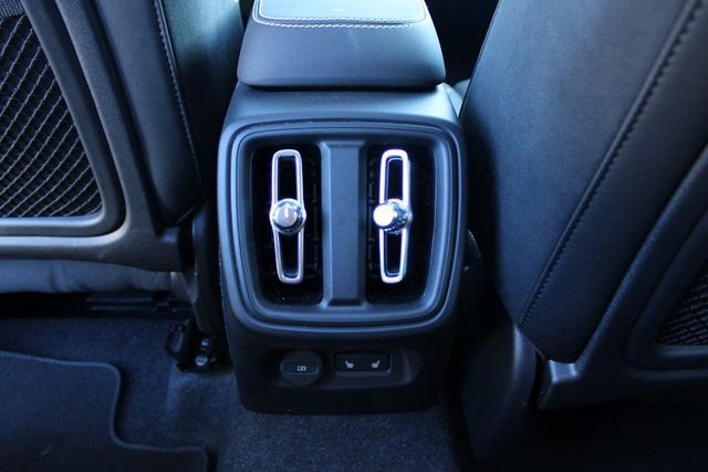 Used 2025 Volvo XC40 B5 Plus image 36