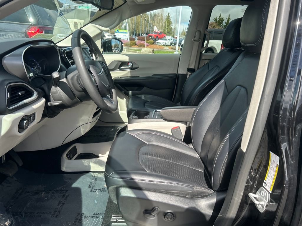 Used 2024 Chrysler Pacifica Touring-L image 5