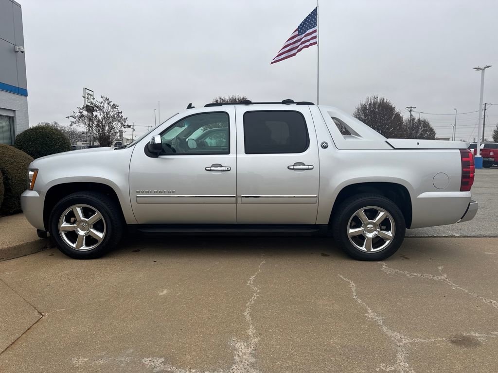 Used 2013 Chevrolet Avalanche LTZ image 6