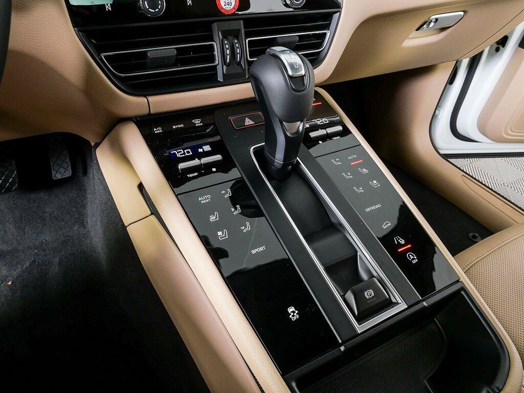 Certified 2026 Porsche Macan Turbo AWD/4WD image 18