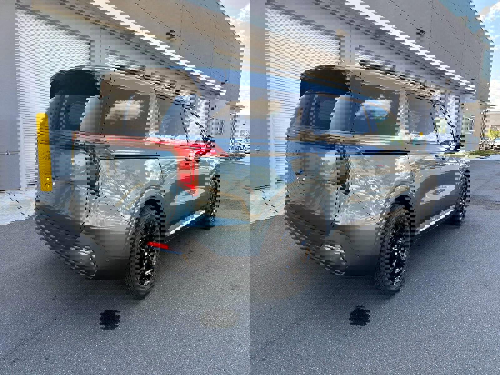 New 2026 Kia Carnival SX w/ SX Dark Edition Package image 3