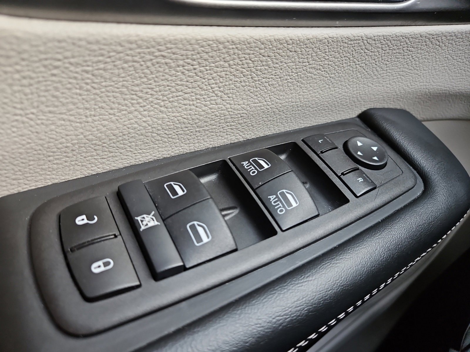 Used 2024 Chrysler Pacifica Touring-L image 22