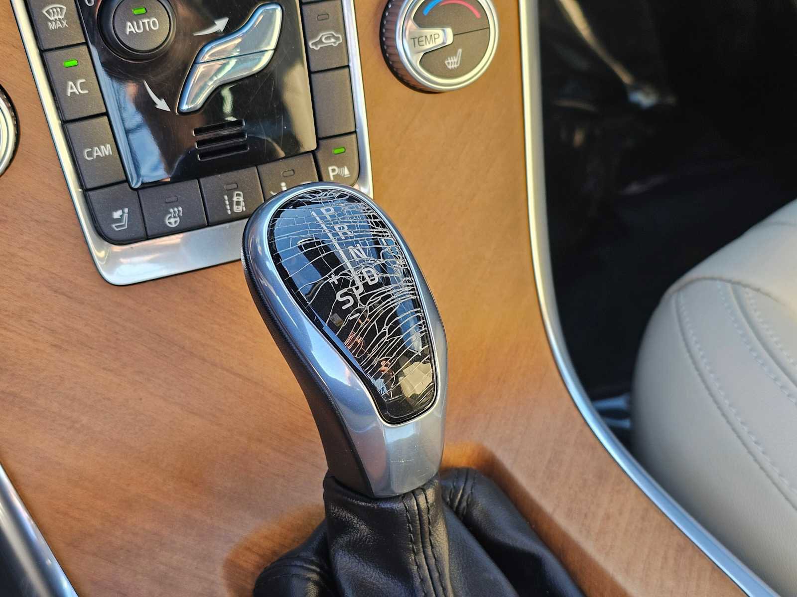 Used 2016 Volvo XC60 T6 Platinum w/ Climate Package image 27