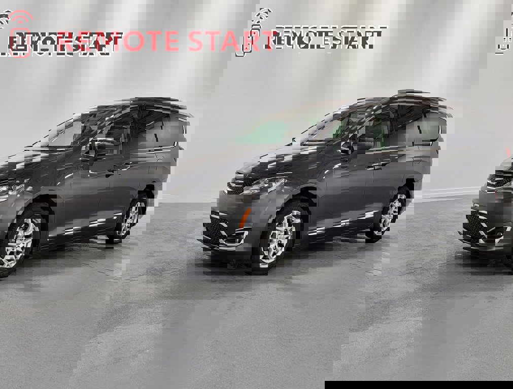 Used 2020 Chrysler Pacifica Touring-L image 4