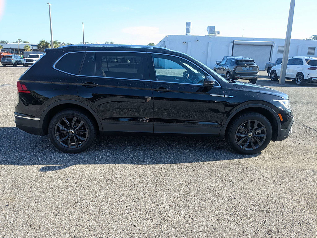 Used 2024 Volkswagen Tiguan SE FWD image 2