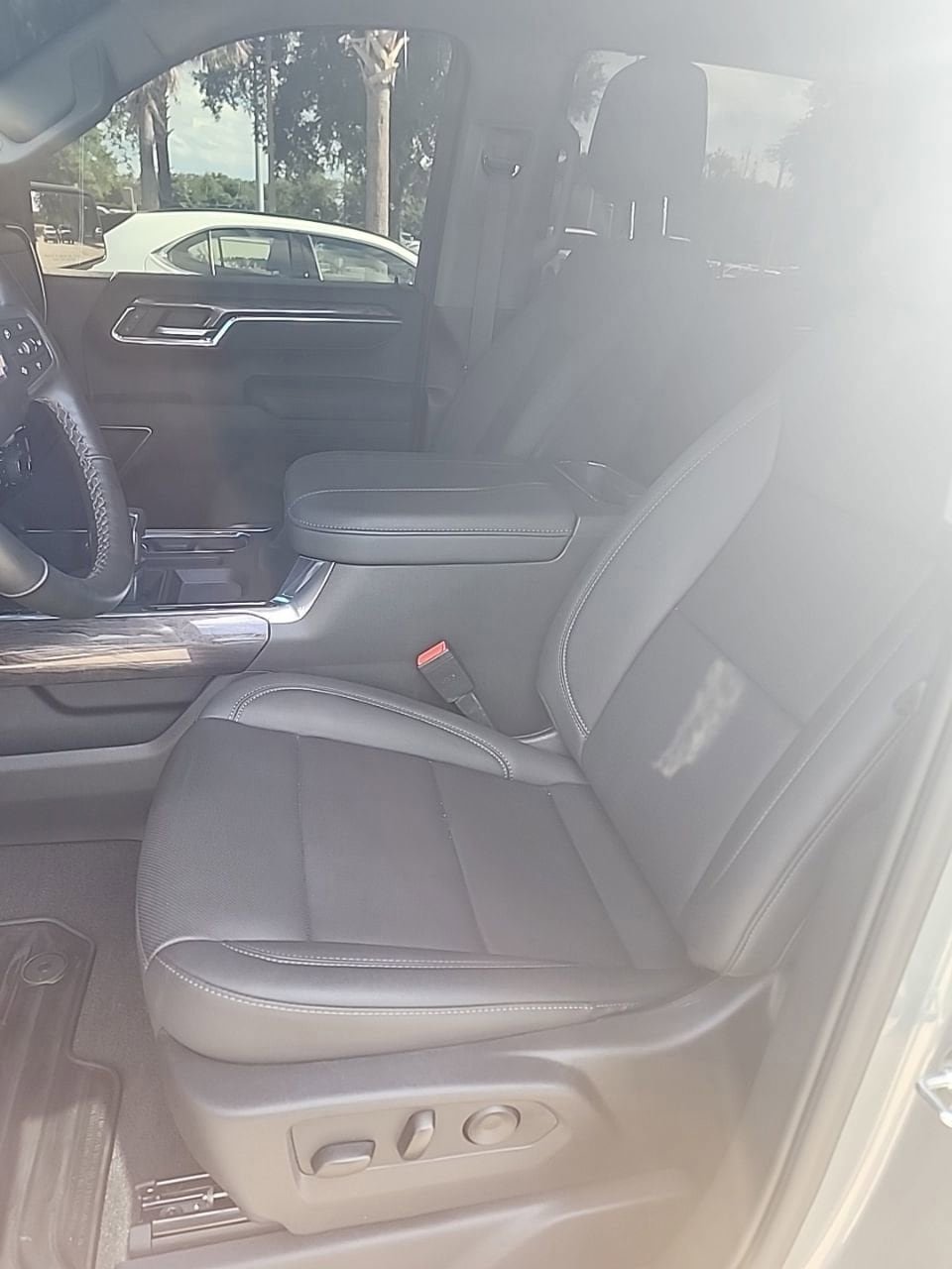 Used 2025 Chevrolet Silverado 1500 LTZ w/ LTZ Premium Package AWD/4WD image 8