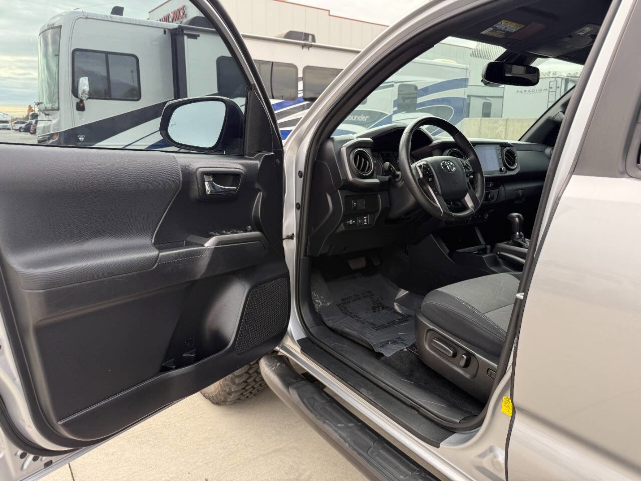 Used 2020 Toyota Tacoma TRD Sport w/ Technology Package image 17