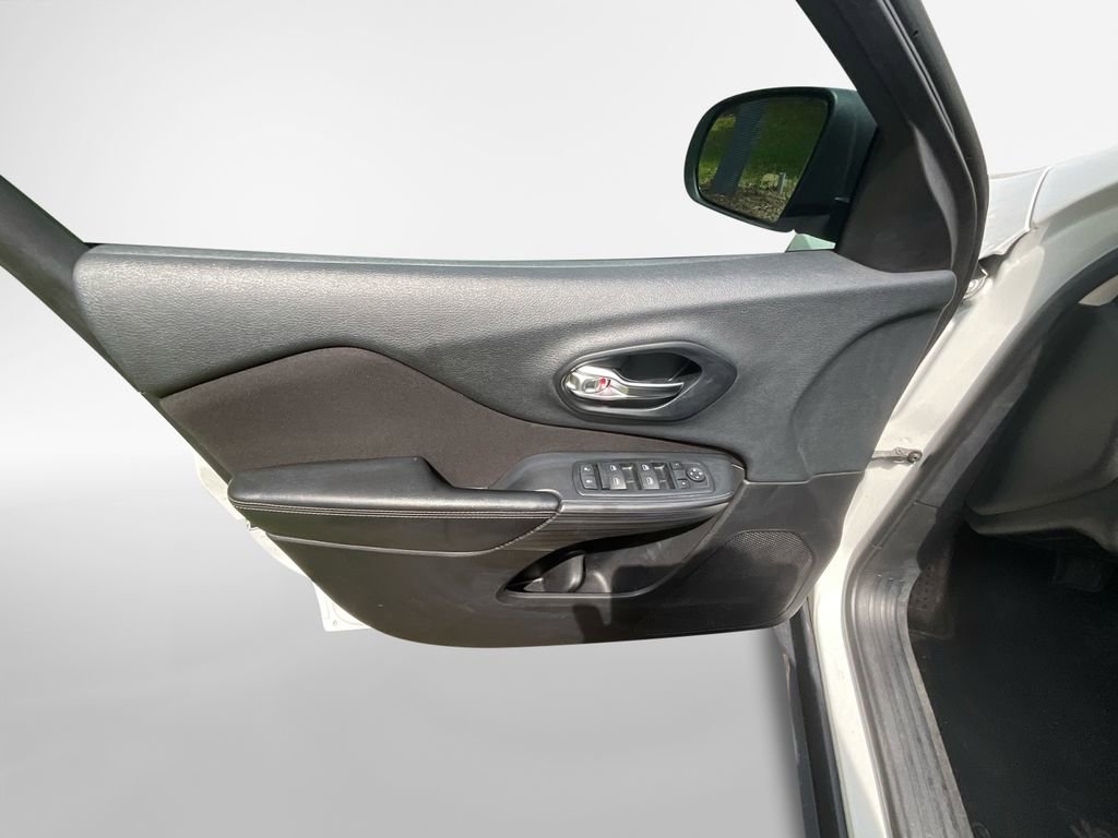 Used 2015 Jeep Cherokee Sport FWD image 14