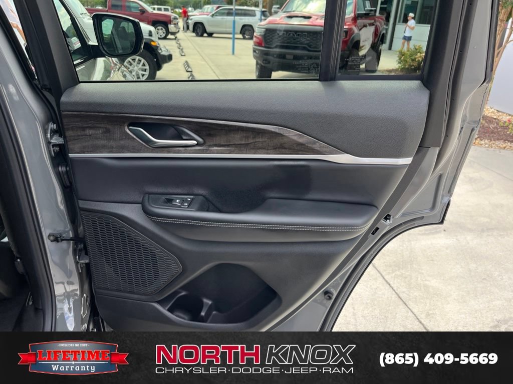 New 2027 Jeep Grand Cherokee Altitude AWD/4WD image 24