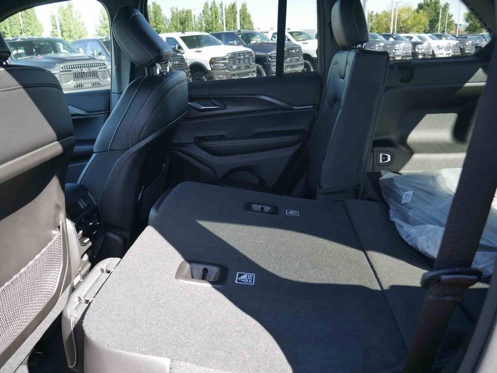 New 2025 Jeep Grand Cherokee Altitude image 14