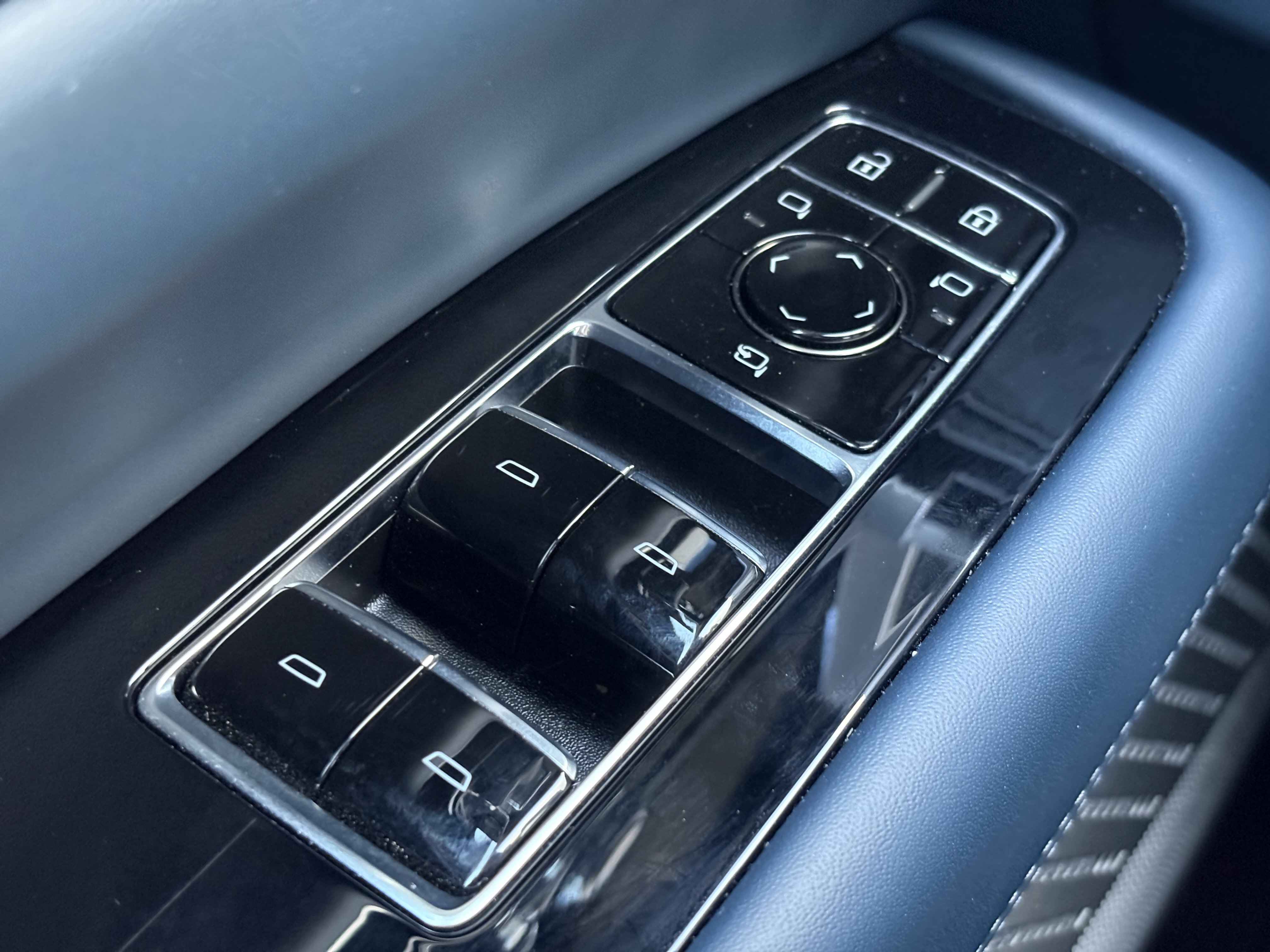 Certified 2025 Cadillac Escalade IQ Luxury 2 w/ LPO, Premium Carpet Package AWD/4WD image 32