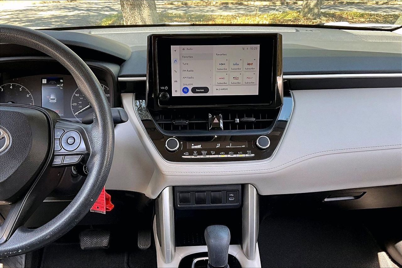 Used 2023 Toyota Corolla Cross L image 9