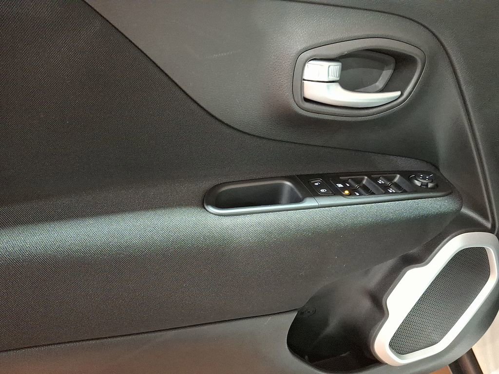 Used 2020 Jeep Renegade Latitude w/ Cold Weather Group image 10